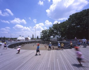 日本「大圓形」幼稚園, 屋頂設計成一個無止境的大圓形，讓小朋友自由奔放的跑