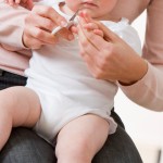 寶寶剪指甲, 以指拇和食指，牢固地握住嬰兒的手指