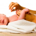 寶寶剪指甲, 小一點的寶寶未可坐穩且掙扎較小，因此可讓他平仆著