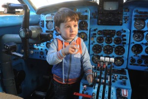飛機幼稚園, 學生可隨意按大大小小按鈕及其他通訊設備，當正自己是“小機師”