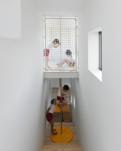 日本「繩網」幼稚園, 爬上爬落, 體育勞動
