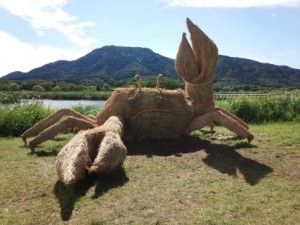 巨型稻草恐龍‧踩入日本 巨蟹