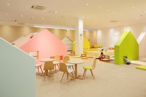 日本室內遊樂場, 房子同時滿佈不同色彩, 能誘發思考及想像空間