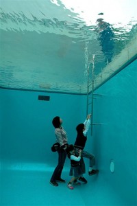日本特製「泳池」．大小朋友玩「乾身」潛水 水底看世界