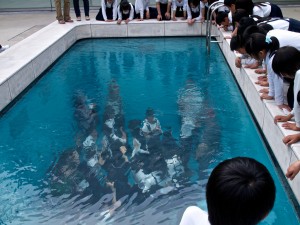 日本特製「泳池」．大小朋友玩「乾身」潛水 水底看世界