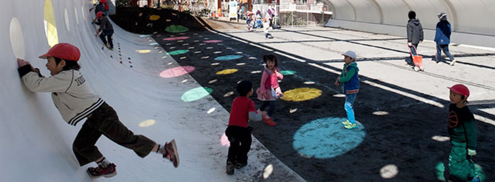 日本幼兒開心暢遊「波點隧道」
