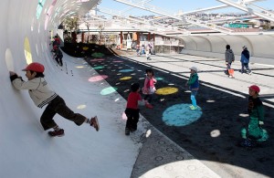日本幼兒開心暢遊「波點隧道」, 色彩繽紛, 充滿動感