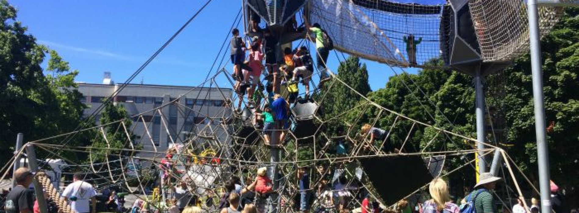 西雅圖遊樂場．小朋友瘋狂玩10米高「攀爬塔」