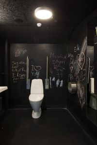 丹麥兒童中心, 連洗手間都可以自由塗鴉