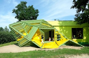 德國幼稚園, 黃與綠的檸檬色調, 三尖八角不依規則的大門入口