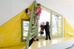 幼稚園內供小朋友隨時隨地可攀爬的”三角梯”