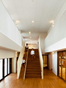 日本托兒所, 樓梯都要加條滑梯, 高運動量教學