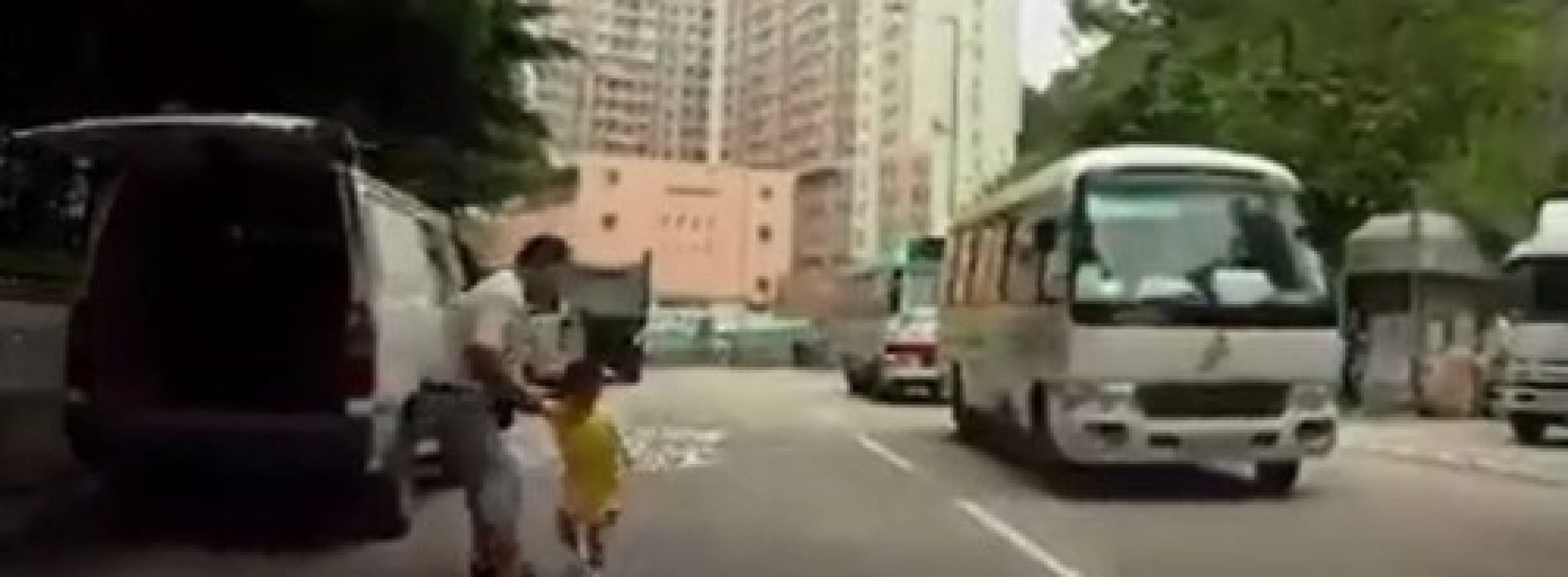幼童突從車廂落地 衝出馬路險遭撞