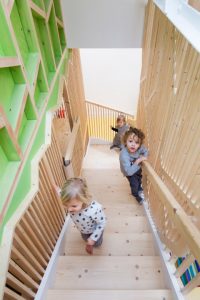 英國「幼兒園」‧玩室內「樹屋」, 讓小朋友自己探索