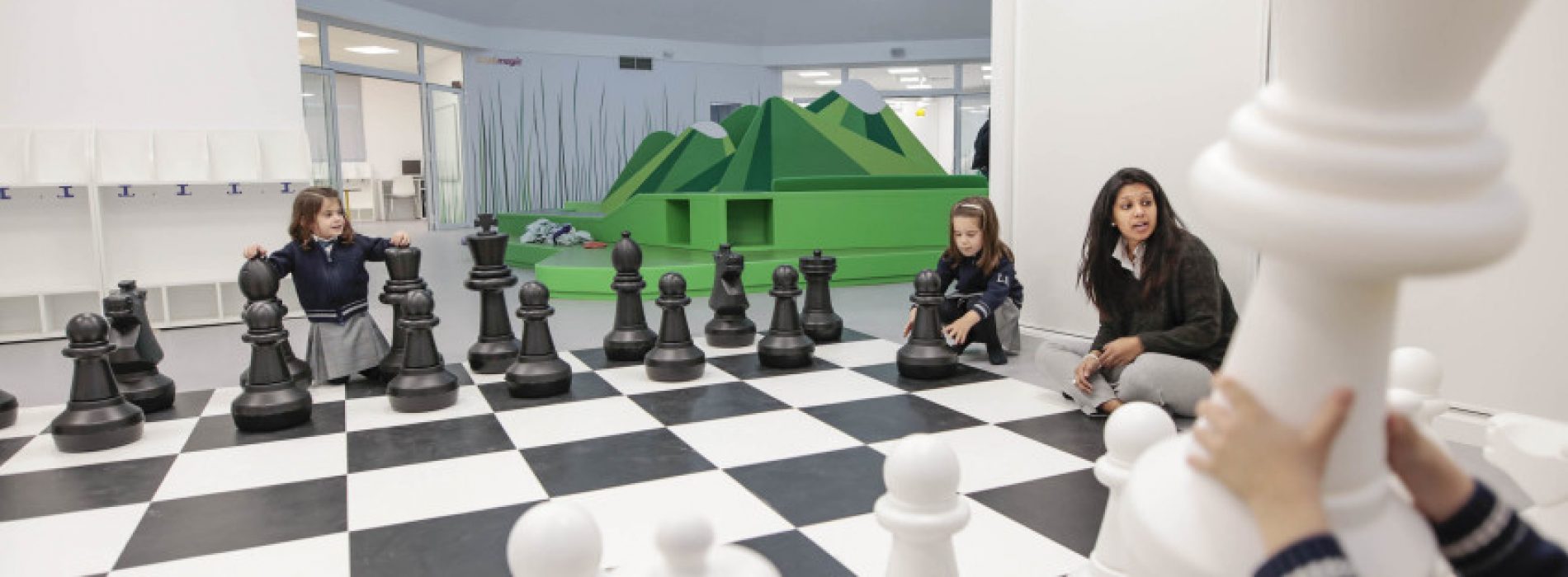 西班牙幼稚園．室內玩高山低谷、沙漠、大西洋棋！