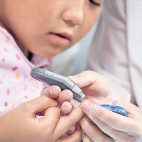 一型糖尿兒童缺資助 難每天測血糖