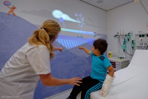 荷蘭得獎兒童病院．玩「海陸空」+投映動畫