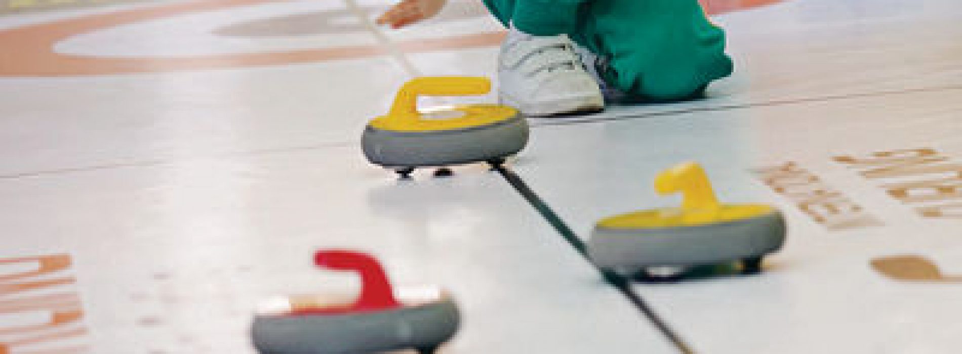 幼兒玩地板冰壺 從遊戲中學習