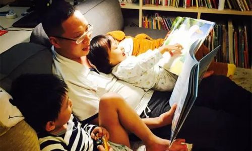 聰明媽媽把客廳變成書房，令孩子愛閱讀不愛看電視